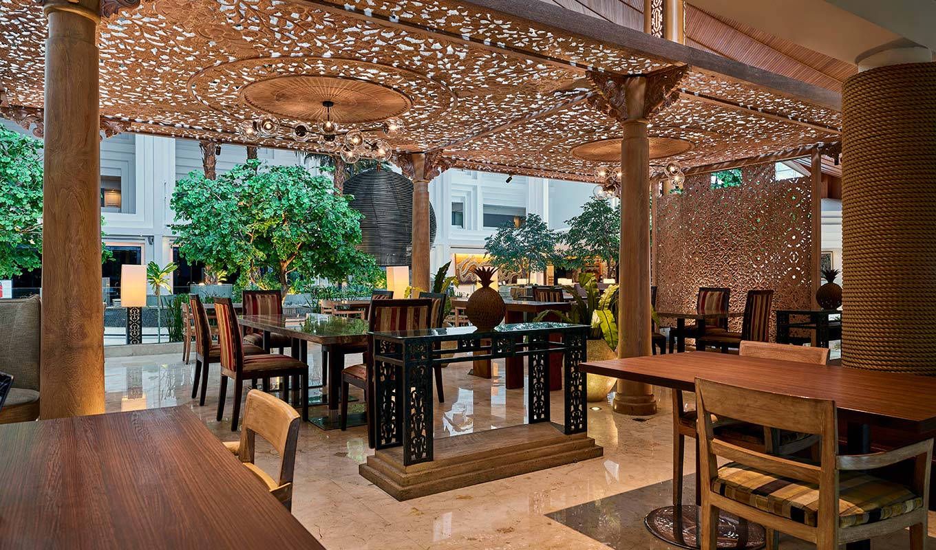 Cafe-Gran-Via-Dining-Table